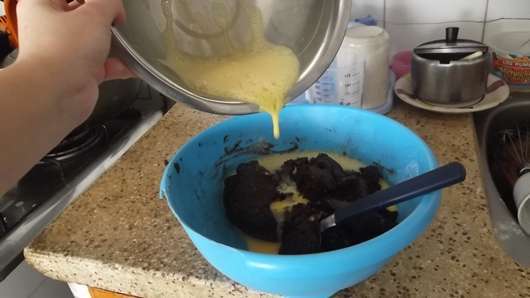 Mezcla con los huevos para brownie
