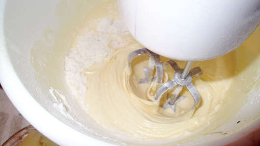 Batiendo Para Torta De Piña