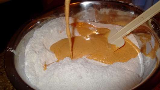 Mezclando Para Torta De Zanahoria