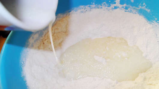 Mezclando Ingredientes Para Torta De Coco